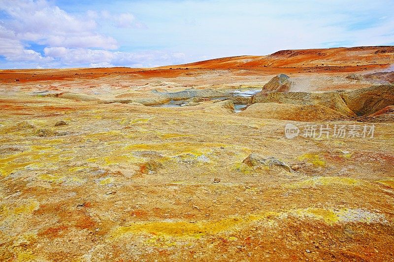 引人入胜的景观:早晨间歇泉(Geysers de La manana)日出时的硫磺火山口烟雾和田园般的阿塔卡马沙漠puna异国情调，雪山覆盖的火山景观全景-波托西地区，玻利维亚安第斯，智利，Bolívia和阿根廷边境